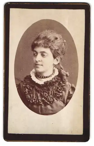 Fotografie Ch. Verra, Rosenheim, Zimmerstr. 209, Portrait schöne Frau mit Halskette in gerüschtem Kleid