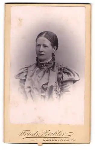 Fotografie Friedr. Zirkler, Clausthal i. H., Portrait schöne junge Frau in elegant gerüschter Bluse