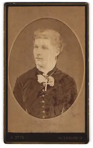 Fotografie A. Otto, Altenburg i. S., Pauritzerstr. 58, Portrait blonde Frau mit Halskette und Ansteckblumen