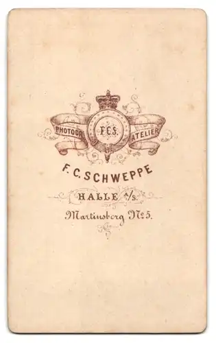 Fotografie F. C. Schweppe, Halle a. S., Martinsberg 5, Portrait stattlicher Herr mit Fliege im Jackett