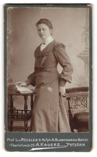 Fotografie A. Kauerz, Potsdam, Charlottenstr. 25, Portrait brünette Schönheit im prachtvollen Kleid