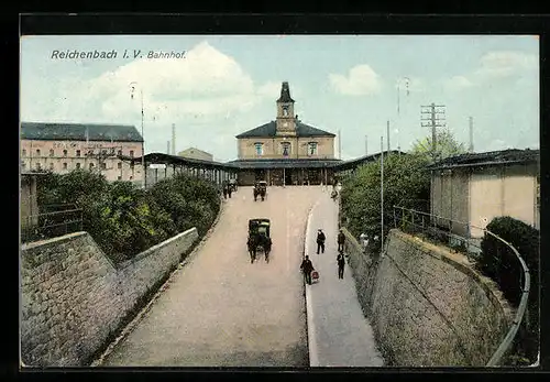 AK Reichenbach i. V., Kutschen vor dem Bahnhof