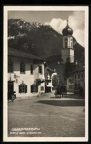 AK Oberammergau, Partie beim Sternwirt Kutsche an der Kirche