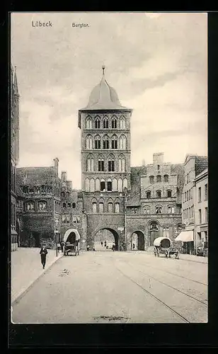 AK Lübeck, Pferdekutschen auf dem Platz vor dem Burgtor