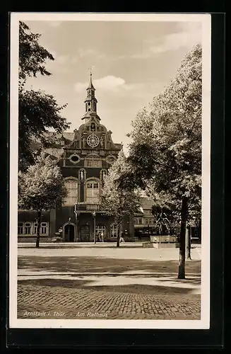 AK Arnstadt i. Thür., auf dem Vorplatz zum Rathaus