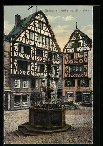 AK Berncastel, Brunnen auf dem Marktplatz, Fachwerkhäuser