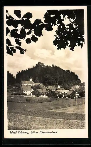 AK Waldburg i. Oberschwaben, Stadtpanorama mit dem Schloss
