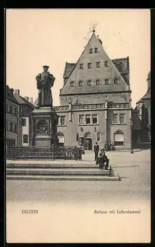 AK Eisleben, Rathaus mit Lutherdenkmal auf dem Marktplatz