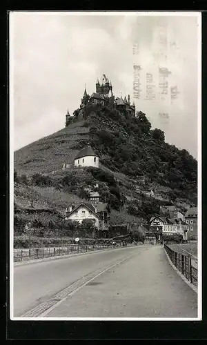 AK Cochem a. Mosel, auf der Strasse in die Stadt, Blick hinauf zurm Schloss