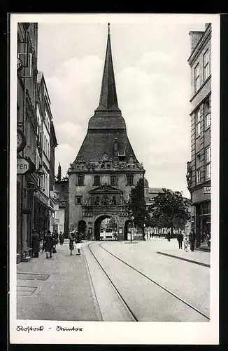 AK Rostock i. M., auf der Strasse und Blick durch das Steintor