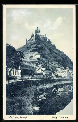 AK Cochem a. Mosel, Blick vom Moselufer hinauf zur Burg über der Stadt