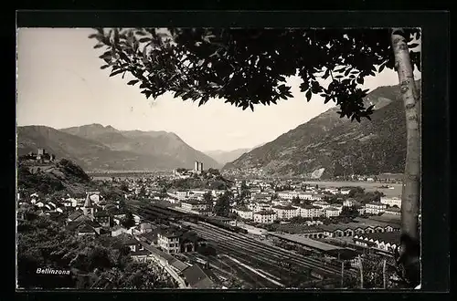 AK Bellinzona, Blick über den Bahnhof auf die Stadt, Panorama von Norden