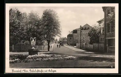 AK Hermsdorf / Thür., Bahnhofstrasse mit Anlagen