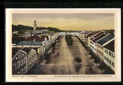 AK Tittmoning, Stadtplatz mit Burghauser Tor und Stiftskirche