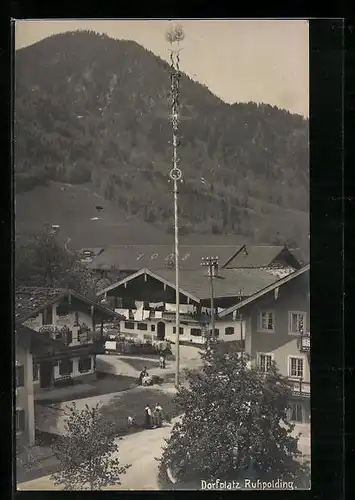 AK Ruhpolding, Dorfplatz mit Maibaum