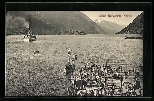 AK Hardanger /Odda, Partie am Ufer, Kriegsschiff