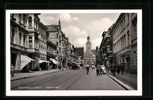 AK Brandenburg, Passanten und Autos auf der Steinstrasse