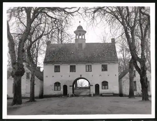 Fotografie unbekannter Fotograf, Ansicht Jersbek, Gebäude mit Tor zum Gut Jersbek