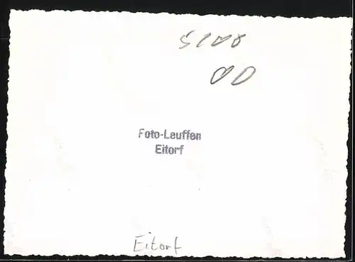 Fotografie Leuffen, Eitorf, Ansicht Eitorf, Schützenverein mit Fahnenträger und Schützenkönig