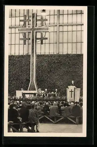 AK Leipzig, Evangelischer Kirchentag 1954, Messehalle, Innenansicht mit Besuchern