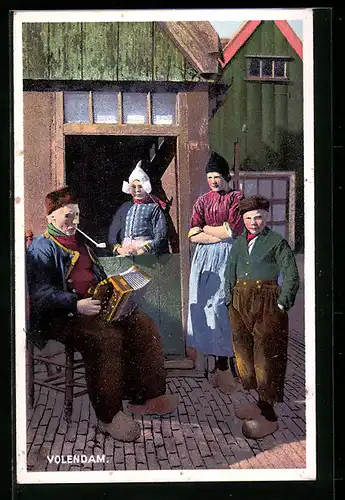 AK Volendam, Bauernfamilie mit Ziehharmonika, niederländische Tracht