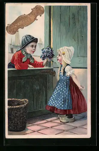 Präge-AK Kleiner Fischer schenkt Mädchen Blumen, niederländische Tracht