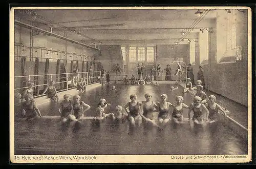 AK Hamburg-Wandsbek, Reichardt-Kakao-Werk, Arbeiterinnen im Brause-und Schwimmbad