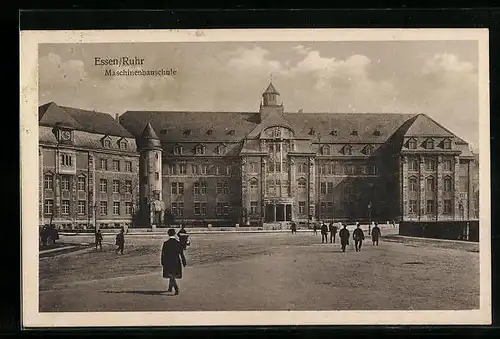 AK Essen /Ruhr, Maschinenbauschule mit Strasse und Passanten