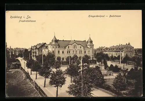 AK Radeberg /Sa., Restaurant-Cafe Lindenhof und Kriegerdenkmal, mit Bad- und Friedrichstrasse