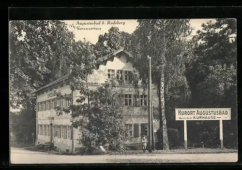 AK Augustusbad bei Radeberg, Schweizerhaus mit Wegweiser zum Kurhaus