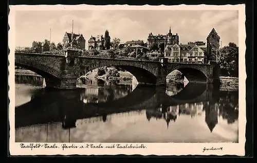 AK Saalfeld /Saale, Partie a. d. Saale mit Saalebrücke