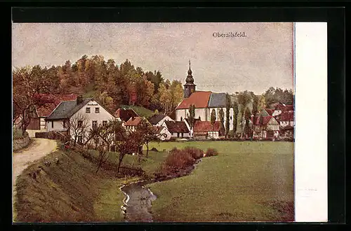 Künstler-AK Oberailsfeld, Ortspartie mit Kirche und Bach