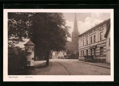 AK Buxtehude, Strassenpartie Moortor, mit Litfasssäule und Kirche