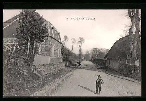 AK Sauchay-le-Bas, Strasse mit reetgedecktem Haus, Knabe
