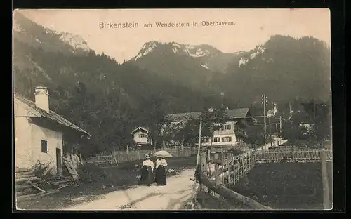 AK Birkenstein /Obb., Strassenpartie mit Kirche und Bergen