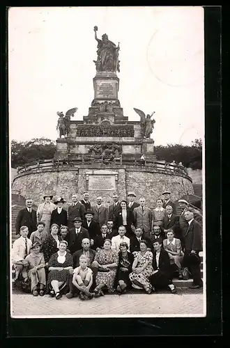 Foto-AK Niederwald, Nationaldenkmal mit Besuchergruppe