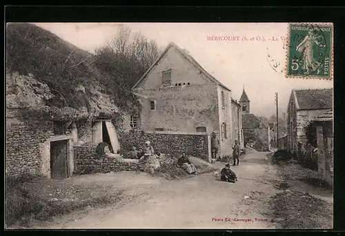 AK Méricourt, Strassenpartie mit Wallbauten und Kirche