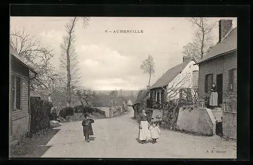 AK Auberville, Strassenpartie mit Einwohnerinnen und Kindern