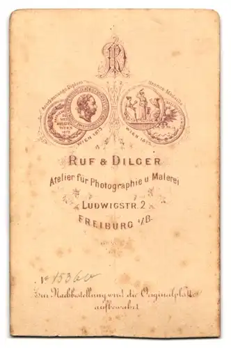 Fotografie Ruf & Dilger, Freiburg i. B., Ludwigstr. 2, Gutaussehende Frau lehnt sich lässig auf einen Stuhl