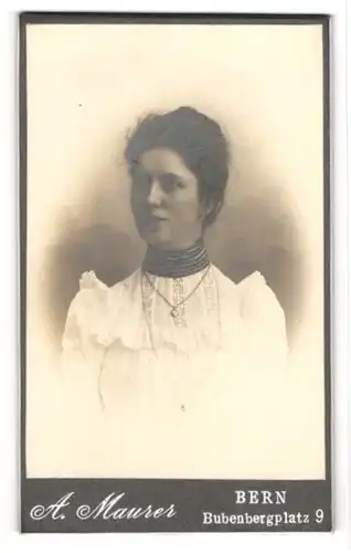 Fotografie A. Maurer, Bern, Bubenbergplatz 9, Junge hübsche Frau mit weissem Kleid und Kette