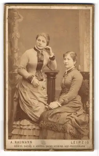 Fotografie A. Naumann, Leipzig, Dorotheen-Strasse, Zwei attraktive Frauen in wunderschönen Kleidern