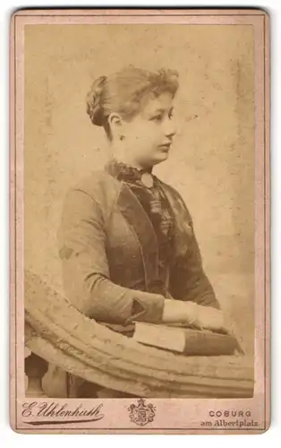 Fotografie E. Uhlenhuth, Coburg, Am Albertplatz, Gutaussehende Dame im Seitenprofil mit Buch