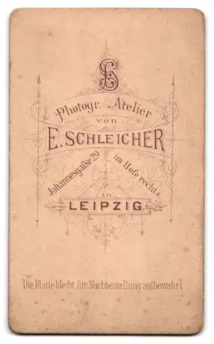 Fotografie E. Schleicher, Leipzig, Johannesgasse 29, Junger Mann mit leichtem Flaum und voller Haarpracht