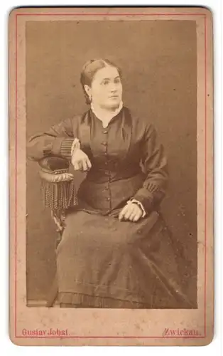 Fotografie Gustav Jobst, Zwickau, Äussere Schneebergstr. 20, Junge hübsche Frau auf einem Stuhl sitzend