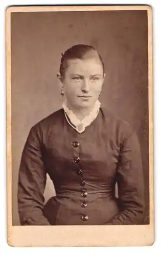 Fotografie C. Hirsmüller, Emmendingen, Hübsche junge Frau mit schüchternem Blick