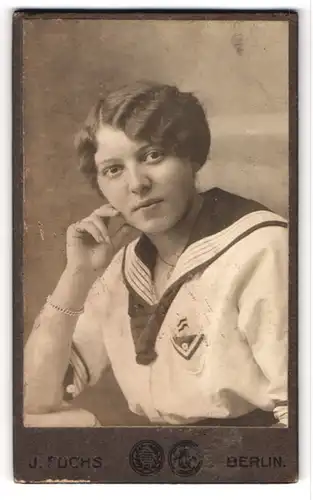 Fotografie J. Fuchs, Berlin, C. Rosenthalerstr. 72a, Hübsche junge Frau mit nachdenklichem Blick und Armband