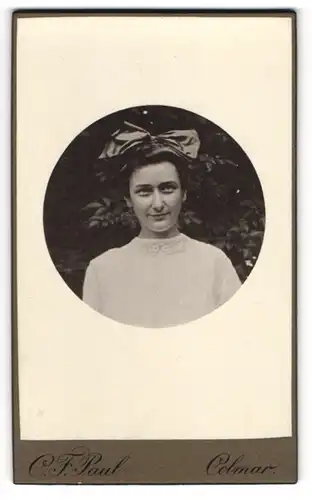 Fotografie C. F. Paul, Colmar, Rufacherstr. 28, Hübsches Mädchen mit grosser Schleife im Haar