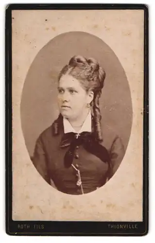 Fotografie Roth Fils, Thionville, Rue Neuve 191, Hübsche junge Frau mit aufwendiger Frisur und Schleife