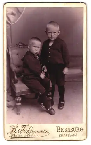 Fotografie B. Johannson, Bernburg, Kugelweg 12, Zwei süsse kleine Jungen posieren etwas unsicher vor der Kamera