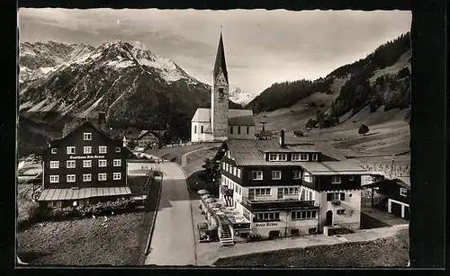 AK Mittelberg /Kleinwalsertal, Teilansicht mit Kirche, Gasthaus Alte Krone, Widderstein und Bärenkopf